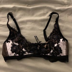 NWOT Victoria’s Secret M bra